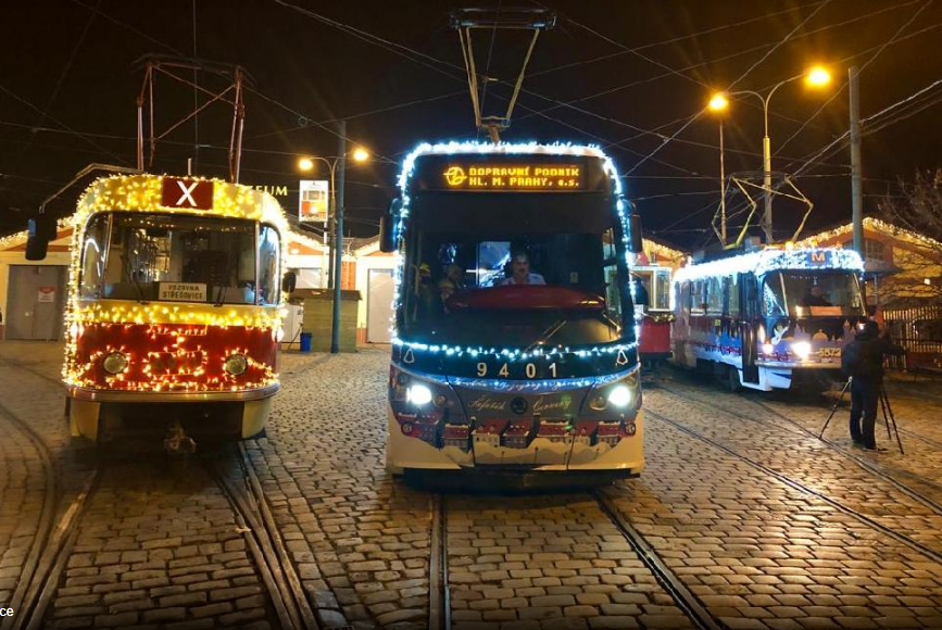 foto slavnostně nazdobených vánočních tramvají