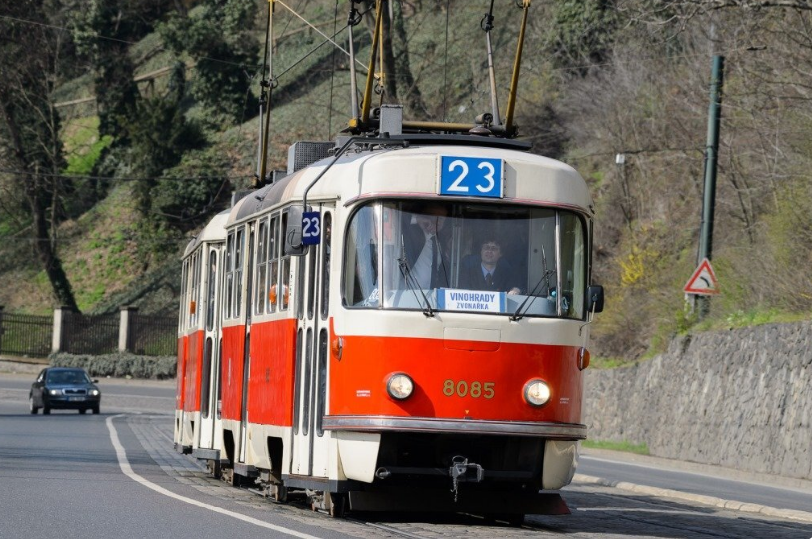 foto tramvaje č. 23 během jízdy s cestujícími