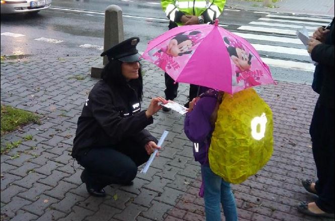 foto - policistka chválí dítě u přechodu