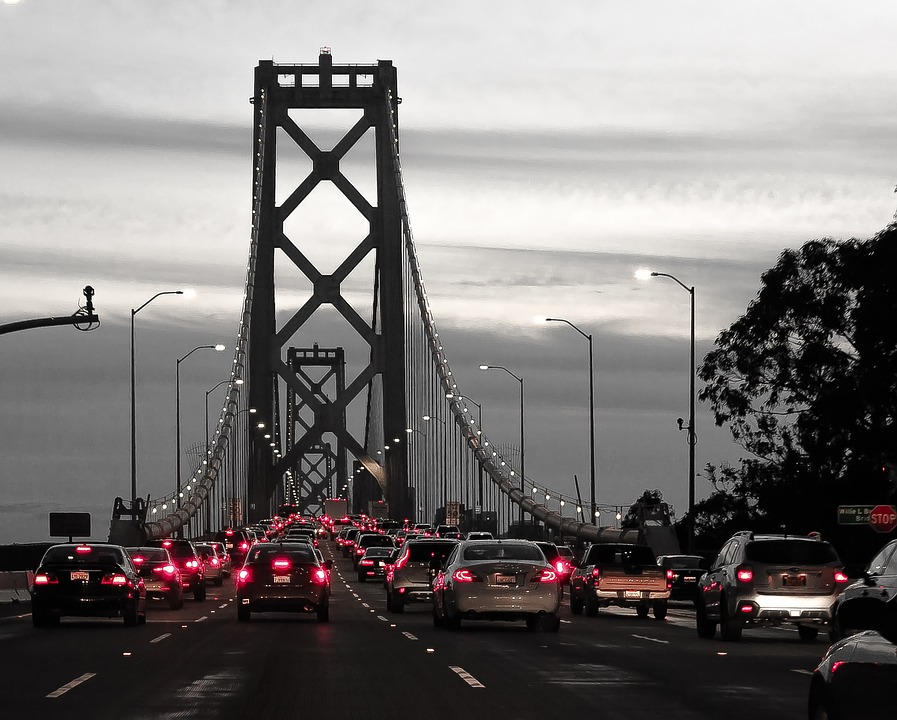 Most v San Fransicku plný aut