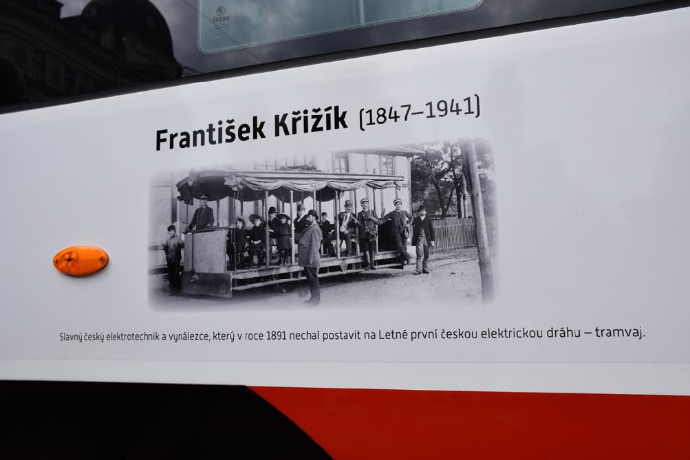 nápis na boku tramvaje vzdává holt slavnému vynálezci