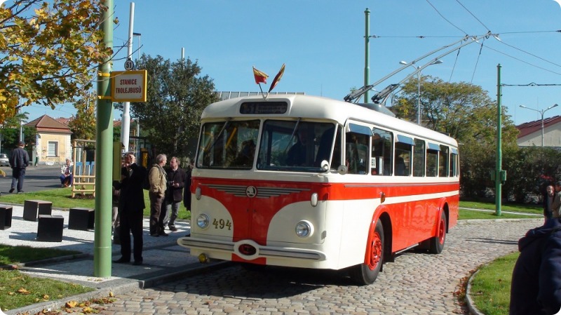 foto historického trolejbusu, který v Praze jezdil ještě v roce 1972
