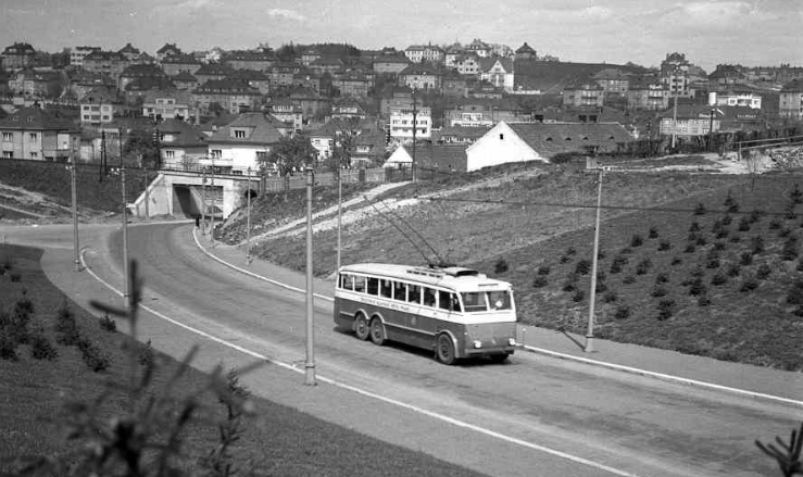 dobové černpbílé foto historické trolejbusu při jízdě