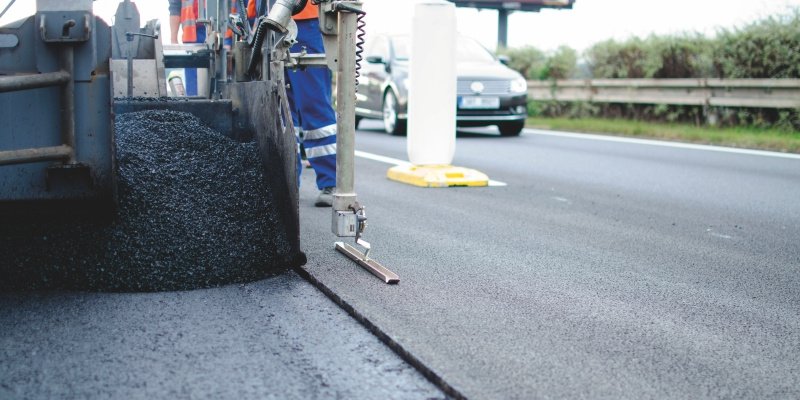 pokrývání vozovky nízkohlučným asfaltem