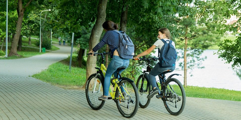 dívky na kolech v parku