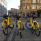 Tři stojící bikesharingová kola, která nepotřebují stojany