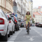 cyklistka jedoucí v Praze v cyklopruhu