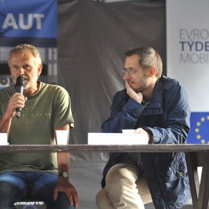 Zdeněk Lyčka bývalý velvyslanec v Dánsku (s mikrofonem), ekonom Jakub Stránský