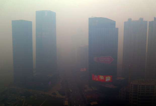 foto takřka neprůhledného smogu v čínském městě