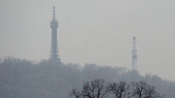 Petřín ve smogu