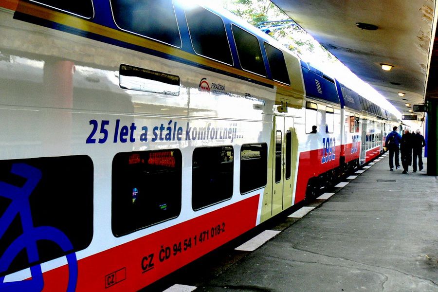moderní vlak s nápisy o 25. výročí PID