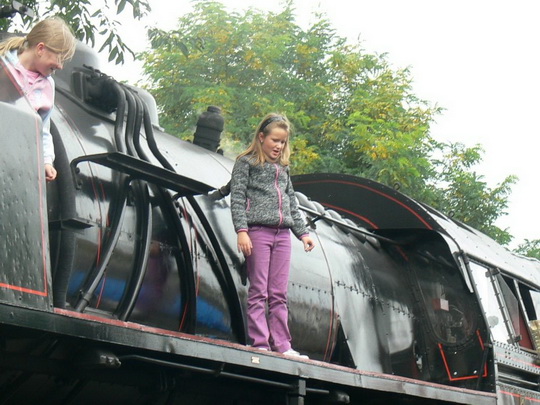 holčička na stojícím historickém vlaku