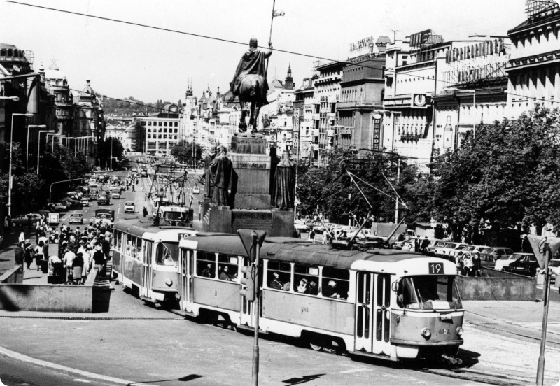 Fotografie Václavského náměstí s jedoucí tramvaí