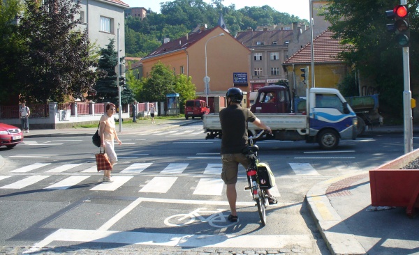 Cyklista na předsunuté stopčáře čeká na zelenou.