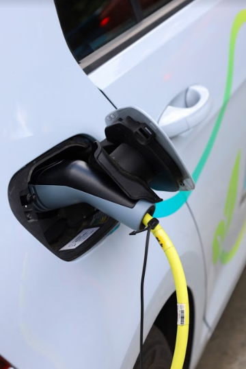 foto: auto dobíjí elektřinu - detail