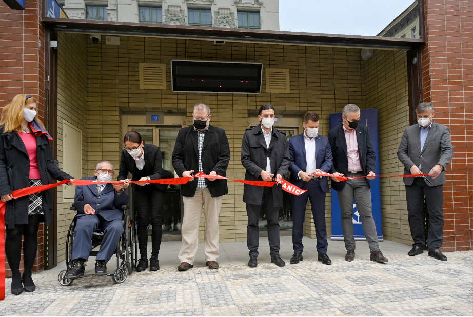 foto ze slavnostního přestřižení pásky stavby