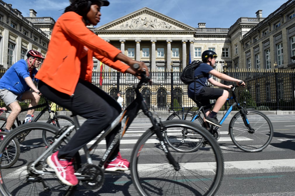 detail na tři projíždějící cyklisty