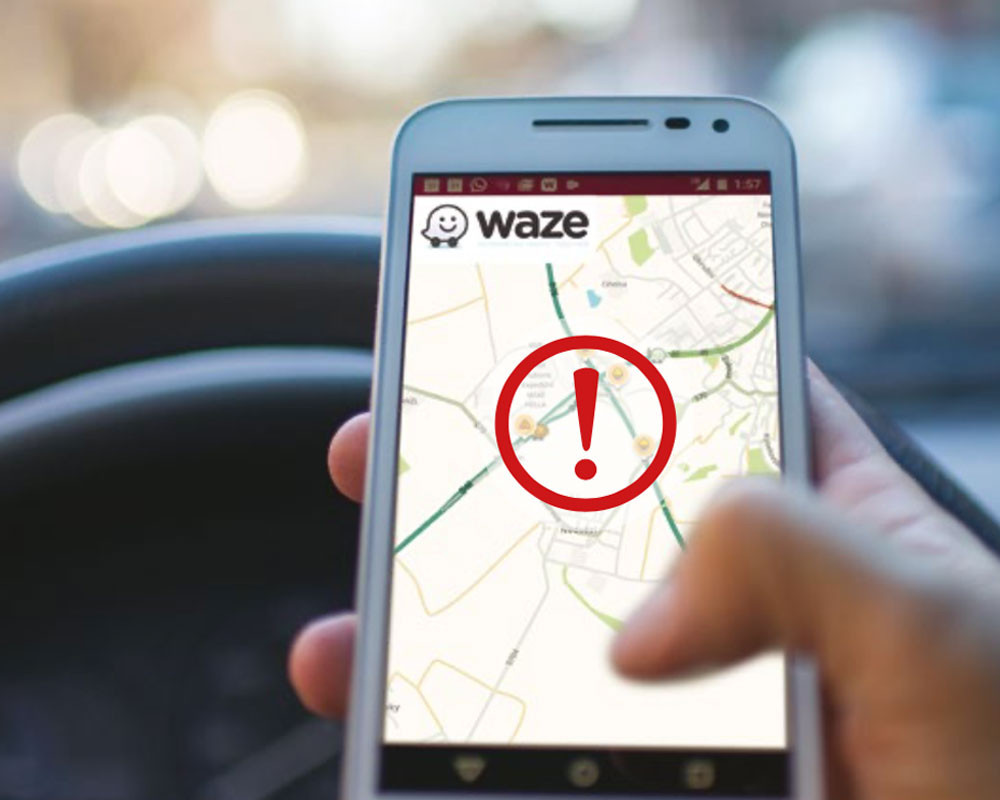 foto mobilního telefonu se zapnutou aplikací Waze