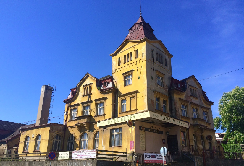 hotel naproti nádraží