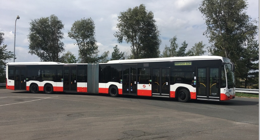 foto velkokapacitního autobusu Mercedes