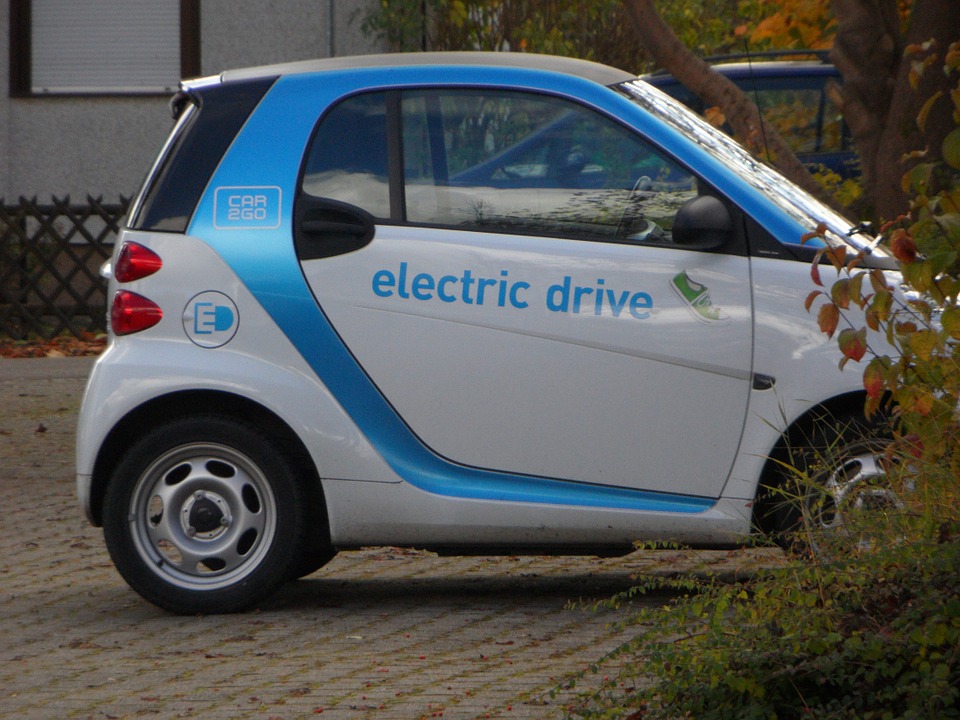 ZAPARKOVANÉ ELEKTRICKÉ AUTO