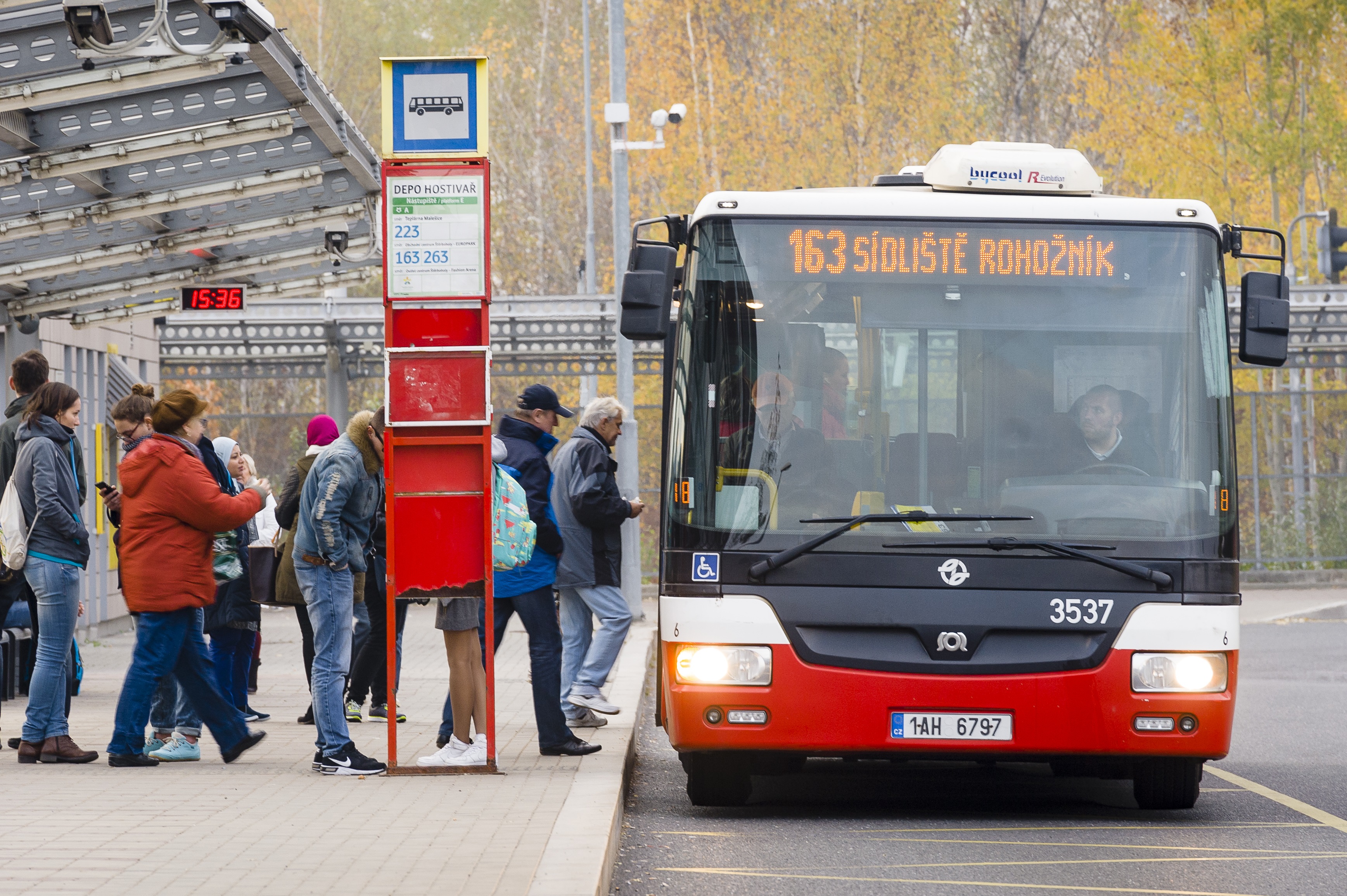 fOTO AUTOBUSU Č. 163 NA ZASTÁVCE