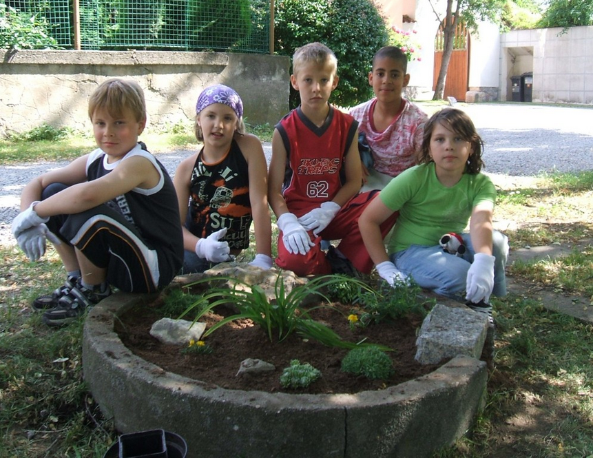děti zahradničí