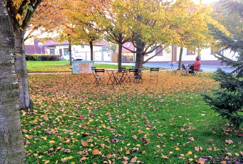 Židel a stolky v parku v Kolodějích