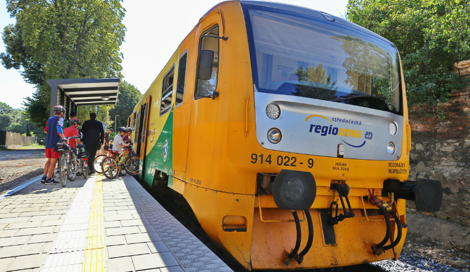 cyklisté na stupující se svými koly do vlaku