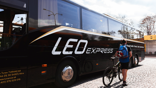 cyklista jde se svým kolem k busu Leo Express