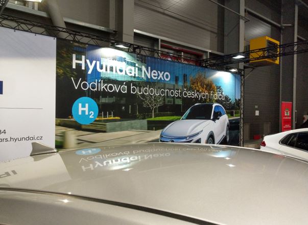 pohled na expozici Hyundai s vodíkovým autem