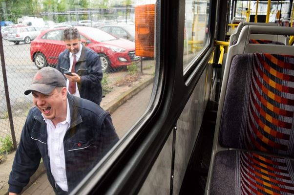 Foto: Honza jde podél tramvaje a směje se