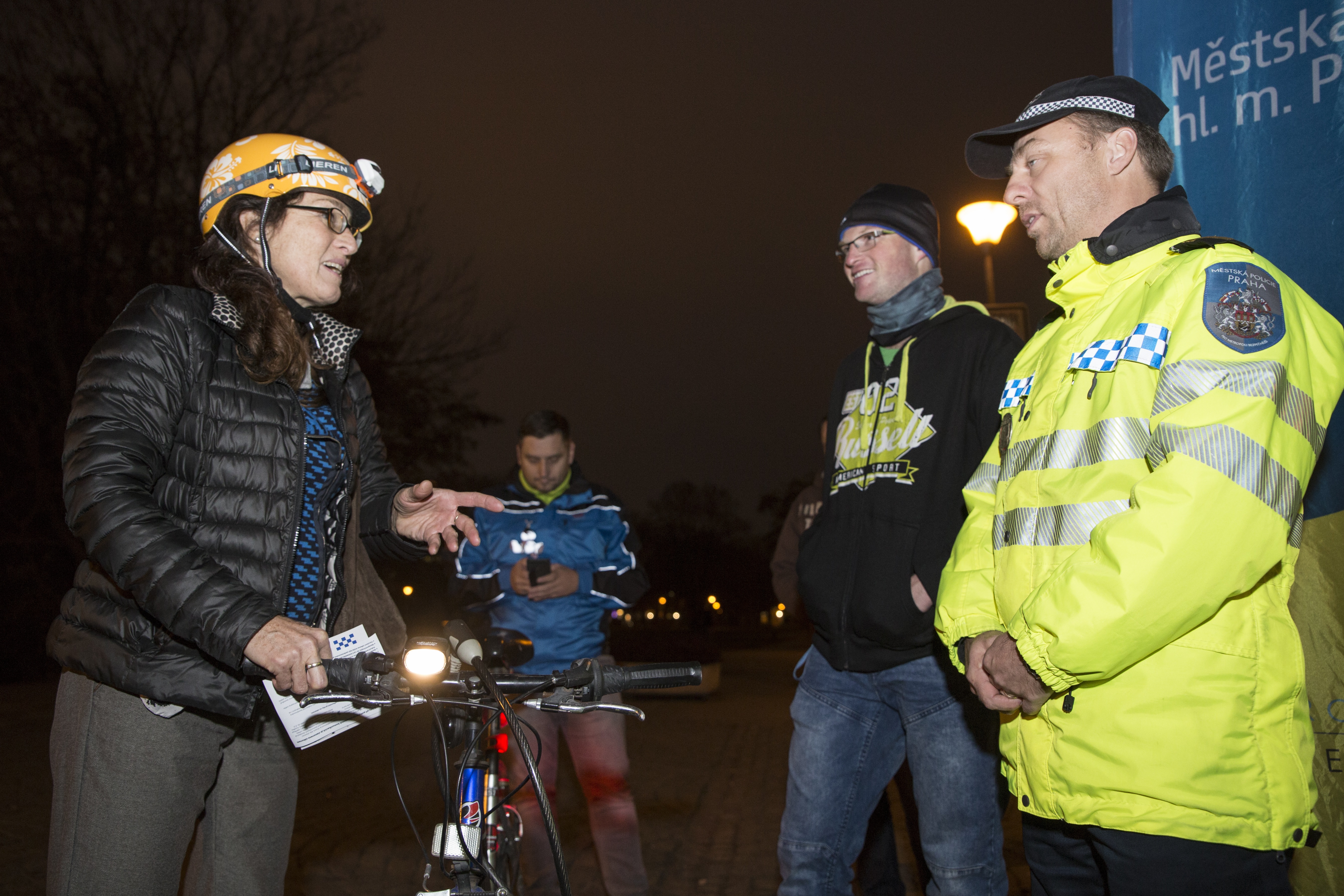 cyklistka se zapnutýmsvětlem se baví s policistou