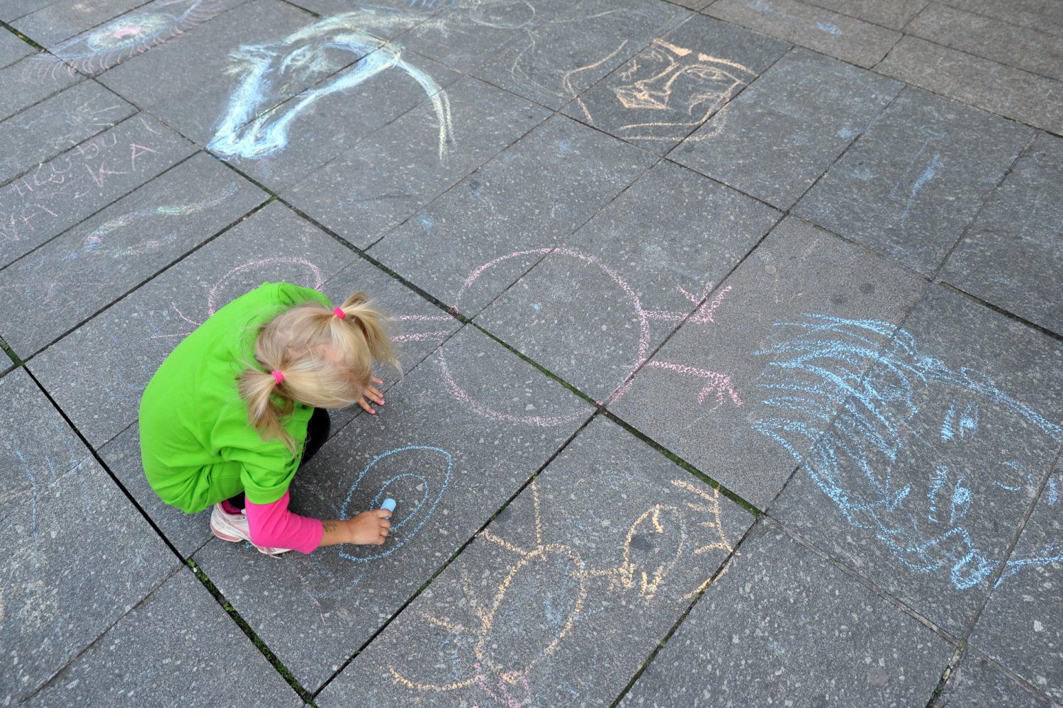 dítě maluje na chodník
