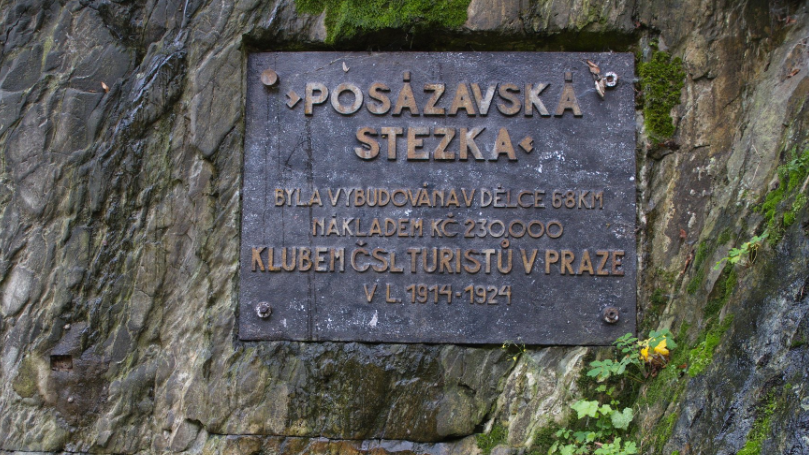 Pamětní tabulka na Posázavské stezce - vybudována byla nákladem 230 000 Kč v letech 1914-1924