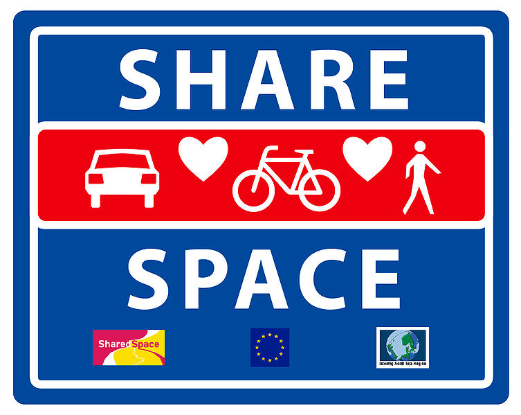 dopravní značka "shared space", na ní jsou namalovaní srdíčka