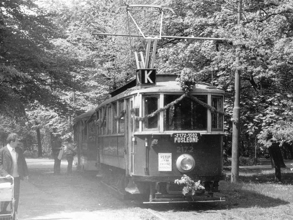 stará dvou nápravová tramvaj