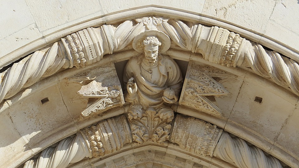 detail katedrály v Santiagu de Compostela se sochou sv. Jakuba
