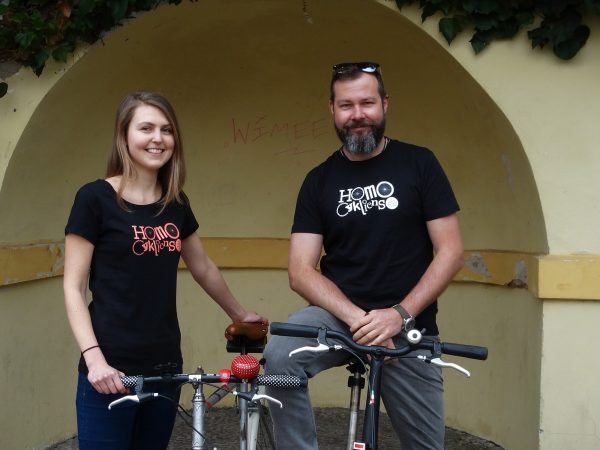 dva stojící cyklisté s triky s logem soutěže