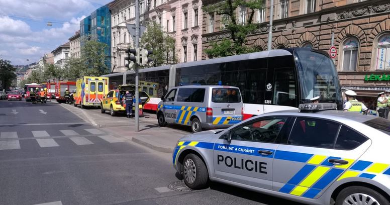 foto z místa nehody tramvaje a dvou chodců