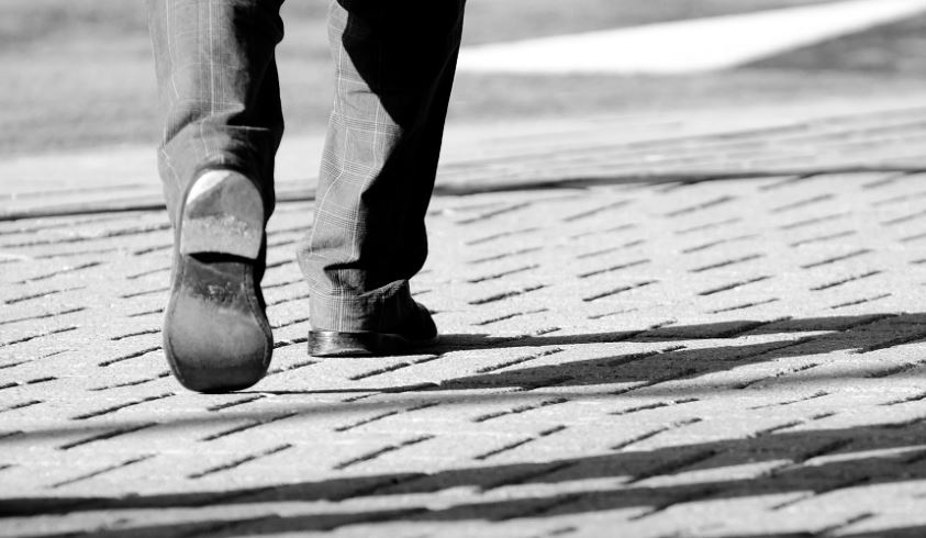 foto jdoucího muže, detail na nohy a boty