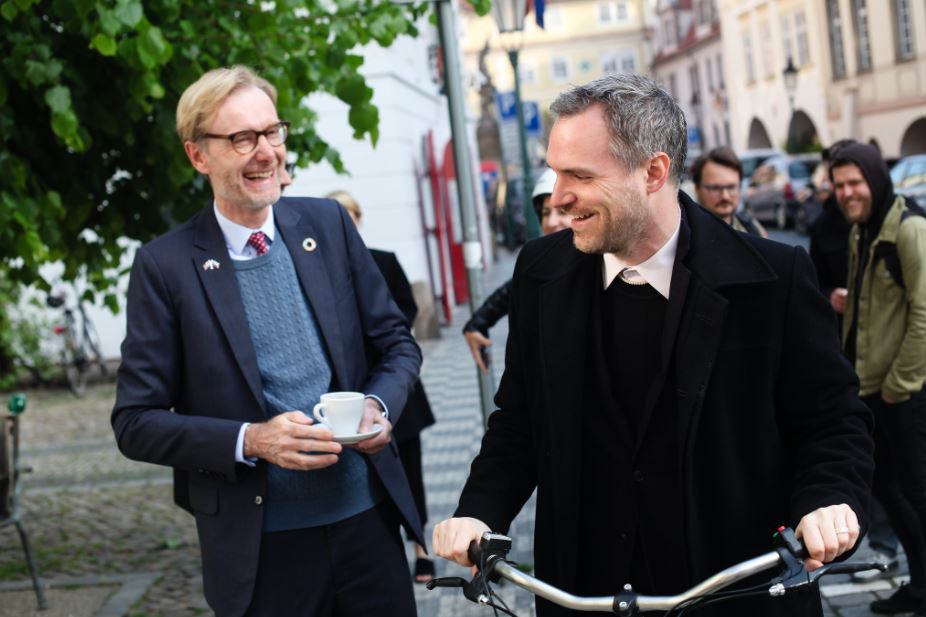 foto dánského velvyslance a pražského primátora