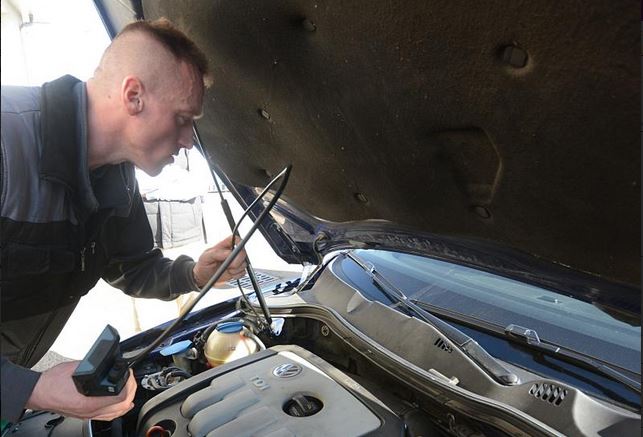 Praha s Krajským ředitelstvím Policie ČR na kontrolách spolupracovali již před podpisem memoranda. Foto z únorové kontroly, při níž byla třem vozidlům omezena platnost technické kontroly na 30 dní.Praha s Krajským ředitelstvím Policie ČR na kontrolách spolupracovali již před podpisem memoranda. Foto z únorové kontroly, při níž byla třem vozidlům omezena platnost technické kontroly na 30 dní.