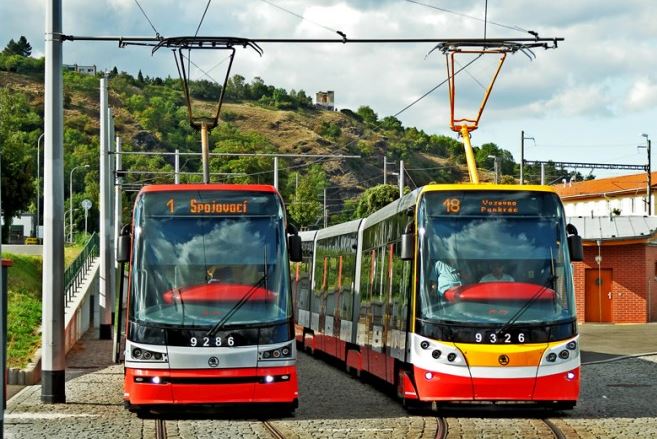 2 tramvaje 15T vedle sebe - vlevo v původním designu, vpravo s novým 