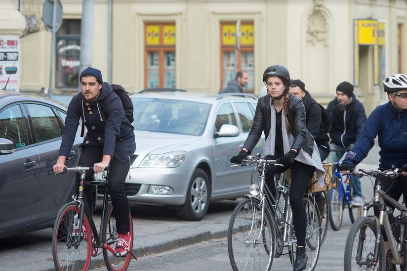 foto jedoucích cyklistů