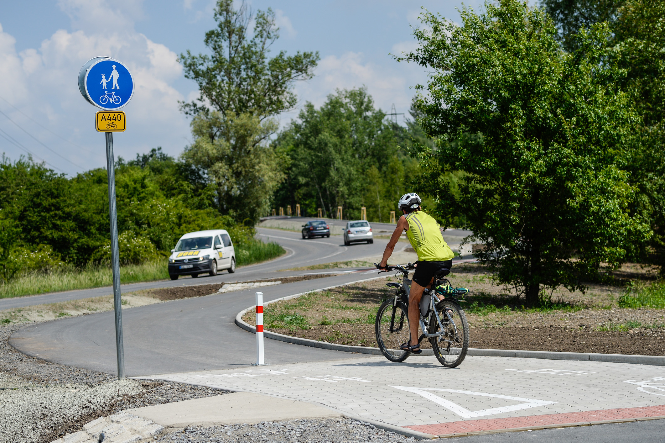 Jezdec na kole na otevřené cyklostezce