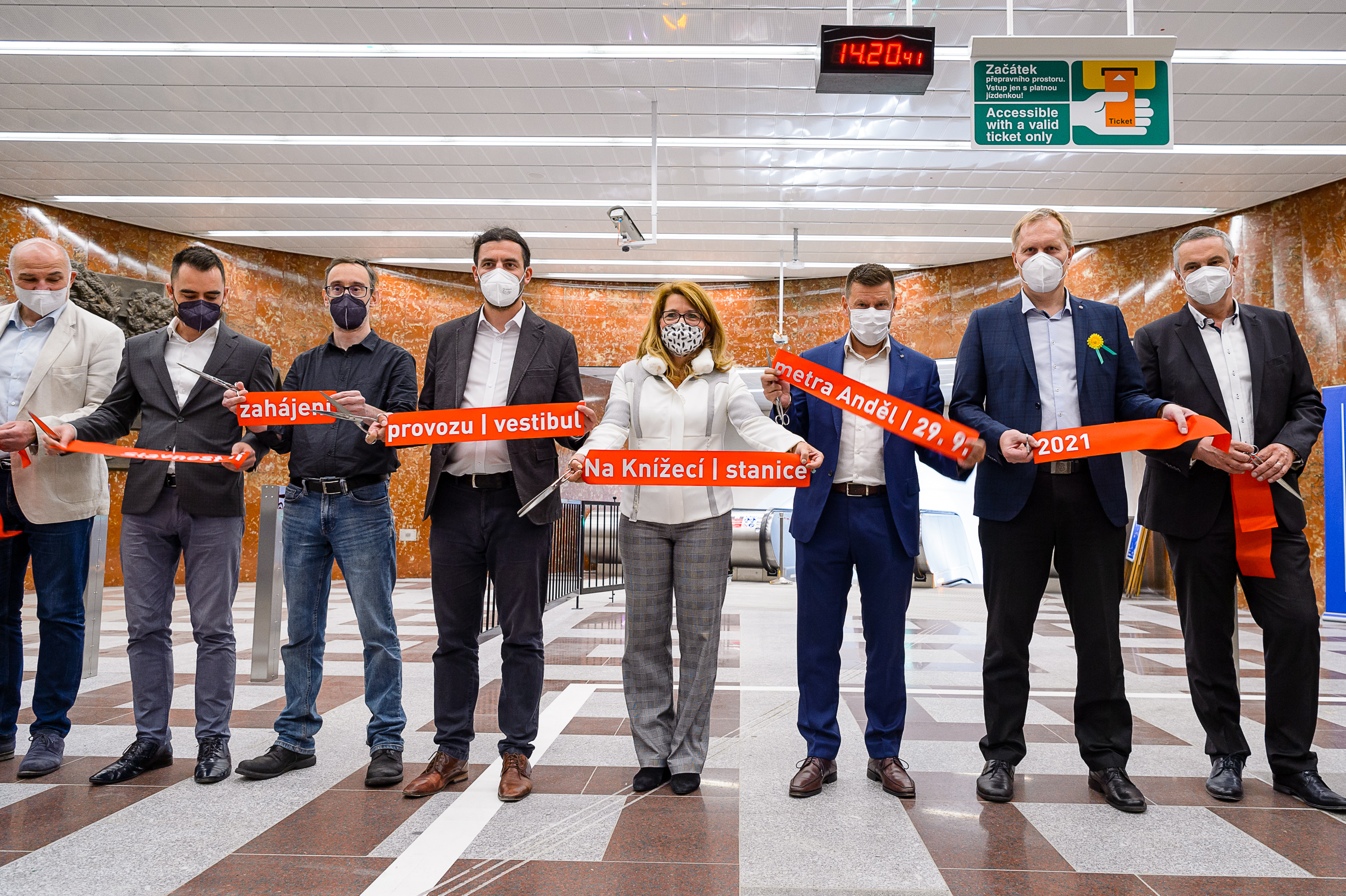 foto ze slavnostního otevření vestibulu po rekonstrukci 
