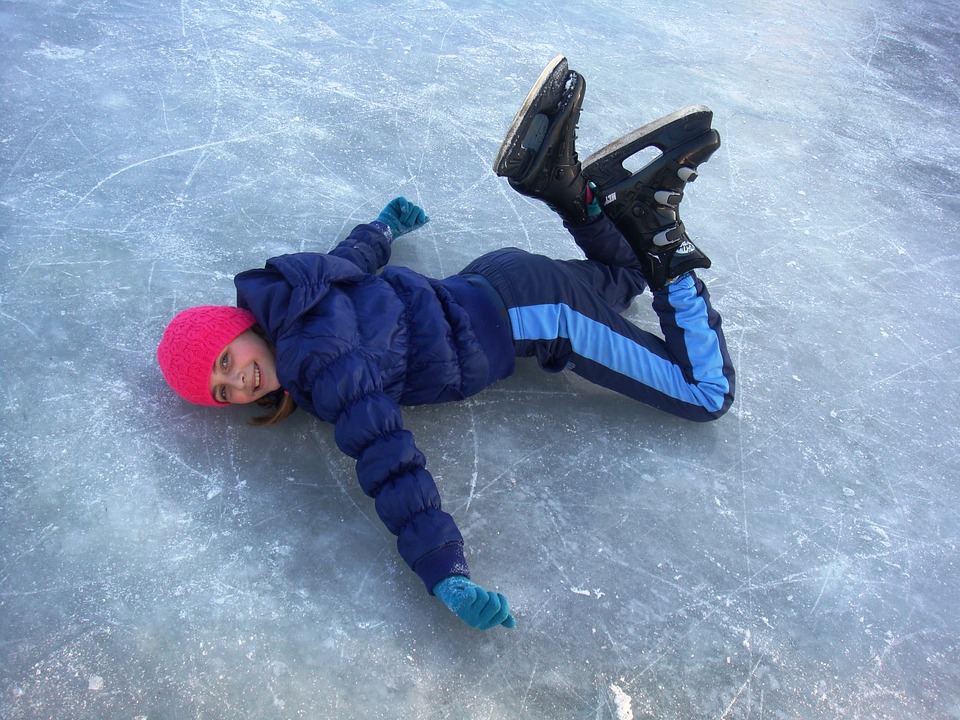 dívka s bruslemi, která upadla na led