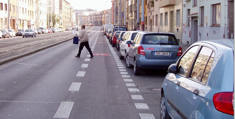 chodec přecházející vozovku s cyklopruhem mimo přechod