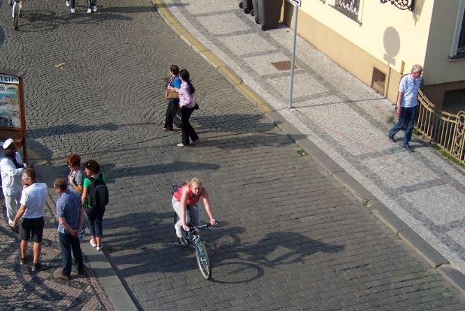 foto cyklistky z nadhledu